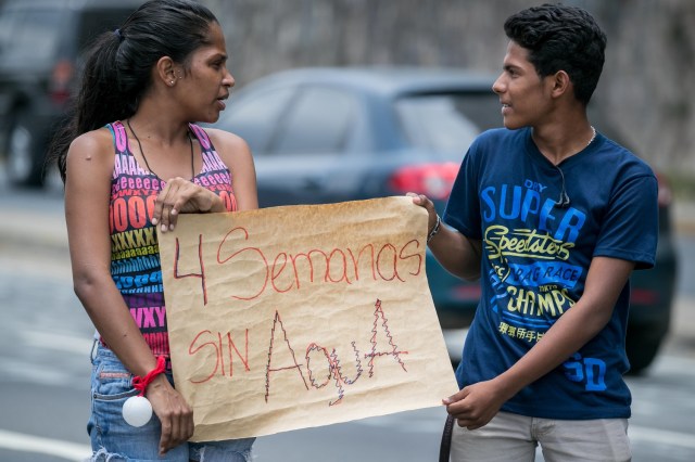 Manifestantes participan en una protesta hoy, viernes 27 de abril de 2018, en Caracas (Venezuela). Los opositores venezolanos se concentran hoy en varios puntos de Caracas y otros estados del país para protestar contra la crisis económica, social y en rechazo a las elecciones presidenciales del 20 de mayo, que consideran un fraude, atendiendo a la convocatoria del Frente Amplio Venezuela Libre. EFE/Miguel Gutiérrez