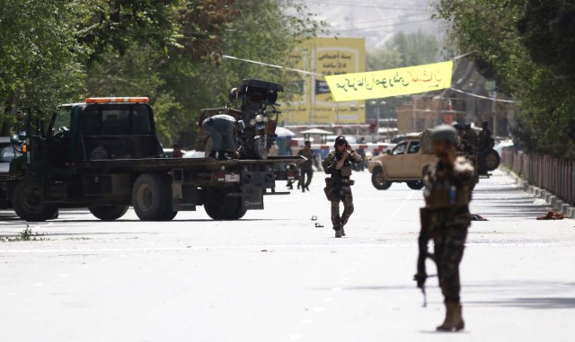 KAB01. KABUL (AFGANISTÁN), 30/04/2018.- Soldados vigilan la zona deonde se ha producido un doble atentado en Kabul (Afganistán) hoy, 30 de abril de 2018.El número de muertos en un doble atentado perpetrado hoy en el centro de Kabul se eleva ya a 25 personas, 9 de ellas periodistas, mientras que otras 49 han resultado heridas en el ataque, reivindicado por el Estado Islámico (EI). EFE/ Jawad Jalali