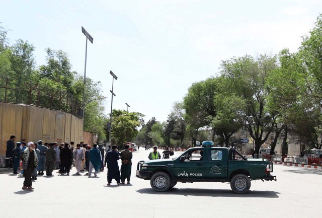 KAB01. KABUL (AFGANISTÁN), 30/04/2018.- Soldados vigilan la zona donde se ha producido un doble atentado en Kabul (Afganistán) hoy, 30 de abril de 2018.El número de muertos en un doble atentado perpetrado hoy en el centro de Kabul se eleva ya a 25 personas, 9 de ellas periodistas, mientras que otras 49 han resultado heridas en el ataque, reivindicado por el Estado Islámico (EI). EFE/ Jawad Jalali