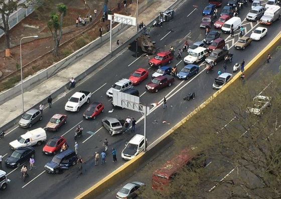 Al menos seis heridos en choque múltiple en la Valle-Coche  (fotos)