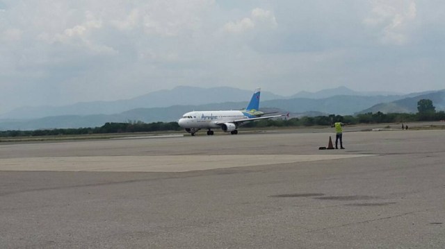 El avión de Aruba Airlines en la pista del aeropuerto Arturo Michelena de la ciudad de Valencia, Venezuela, el 09 de Abril de 2018 / Crédito de la foto: Tibisay Romero