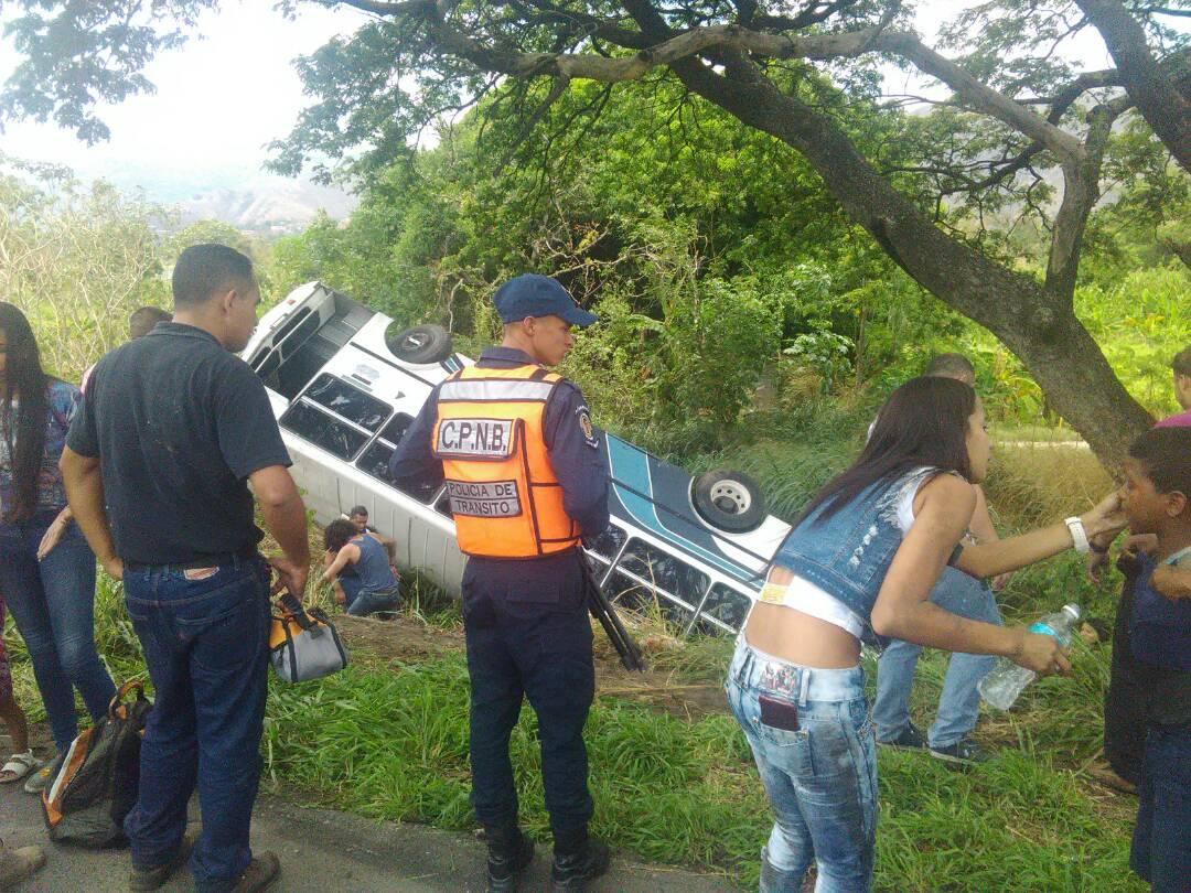 Varios lesionados tras volcarse un autobús en la Autopista Regional del Centro