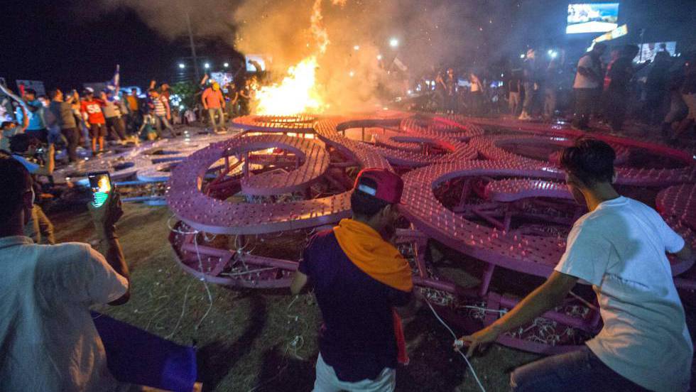 Manifestantes tumbaron monumento de Chávez en Nicaragua (VIDEO)