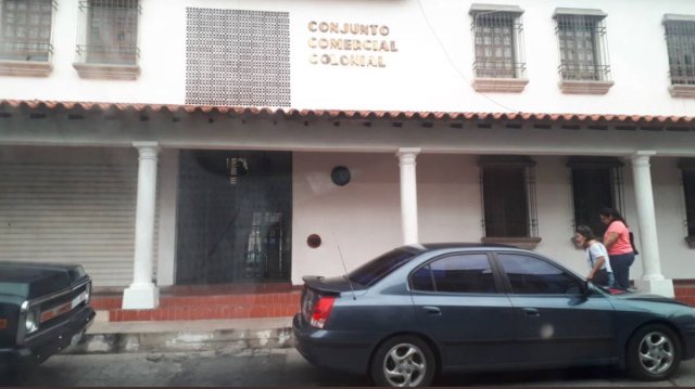 Según la denuncia, el Sebin frozó la puerta para poder ingresar  a las oficinas administrativas del mencionado Magistrado.  (Foto: Pedro Troconis @pedrotroconis)