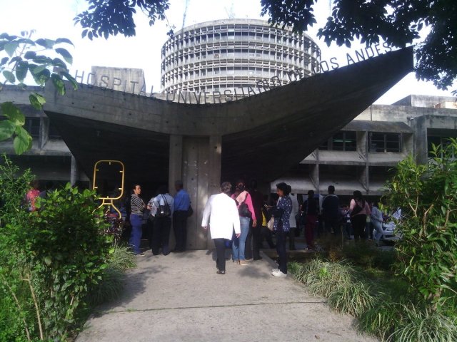 Foto: Médicos de la ULA protestan para exigir salarios dignos / Jesús Quintero