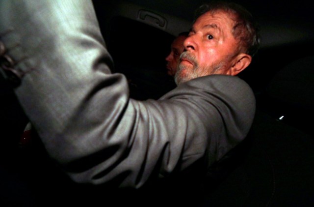 El expresidente brasileño Luiz Inácio Lula da Silva al llegar a su casa en Sao Bernardo do Campo, Brasil, 4 de abril de 2018 REUTERS