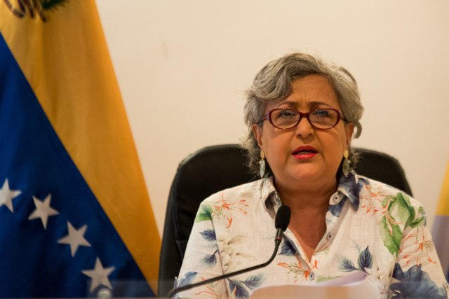 CAR02. CARACAS (VENEZUELA), 12/04/2018.- La presidenta del Consejo Nacional Electoral (CNE) Tibisay Lucena (c) habla durante una rueda de prensa hoy, jueves 12 de abril de 2018, en Caracas (Venezuela). La presidenta del Consejo Nacional Electoral (CNE) de Venezuela, Tibisay Lucena, recordó hoy que "desestimular" el voto es sancionable según la ley electoral del país y aseguró que lo acordado por los candidatos en las presidenciales en el país se está cumpliendo. EFE/Cristian Hernández