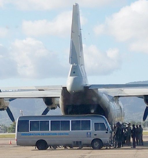 Un avión militar en el Aeropuerto Internacional Piarco esperando para llevar a los inmigrantes venezolanos a su tierra natal ayer. IMAGEN MINISTERIO DE SEGURIDAD NACIONAL