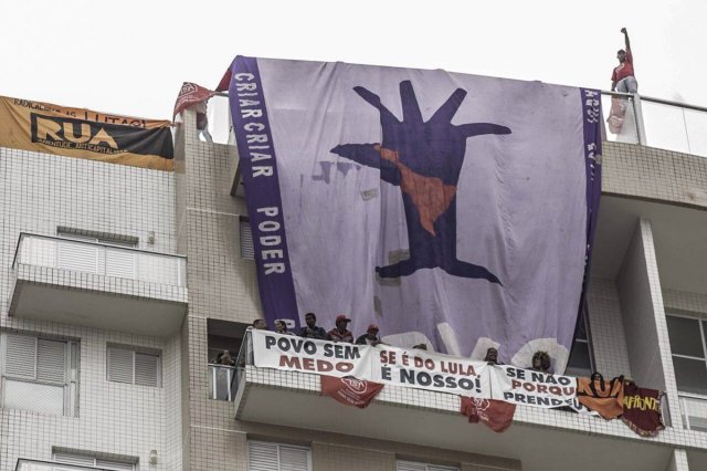 Foto: Manifestantes ocupan el apartamento por el que Lula fue condenado a prisión / Mídia NINJA - Twitter