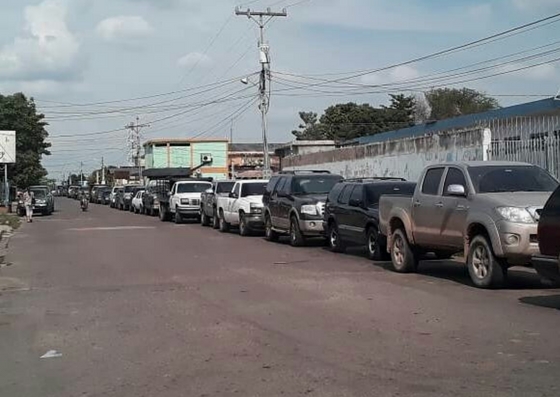 Foto: Largas colas en las estaciones de servicios del Zulia para surtir combustible / Lenin Danieri