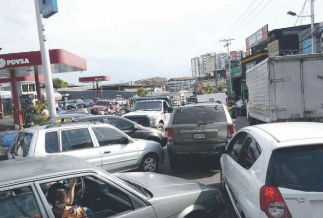 Lo que ya se ha convertido en un problema cíclico, ahora se ha agudizado en meses: no hay día que no exista cola en las diversas estaciones de combustible (Foto extraída de La Nación Web)