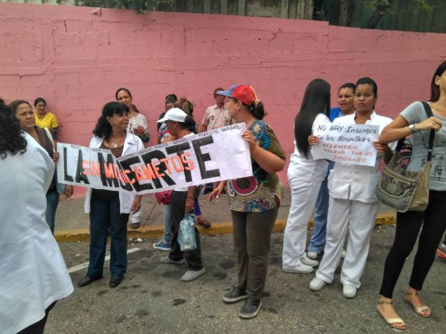 Foto: En Vargas, médicos y enfermeras participaron en la protesta del sector salud / @xiomabarreto