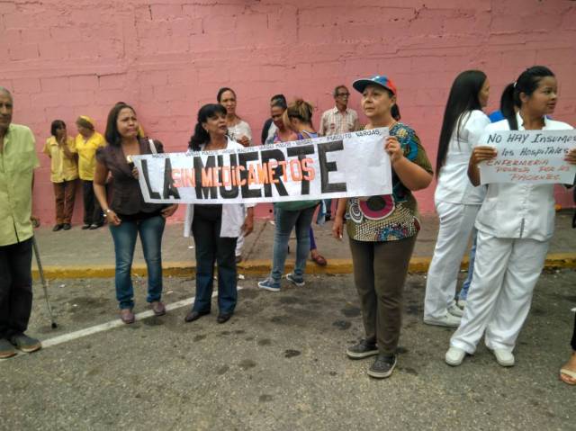 Foto: En Vargas, médicos y enfermeras participaron en la protesta del sector salud / @xiomabarreto