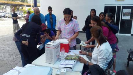Foto: Vacunarán estudiantes en San Antonio de los Altos tras detectar brote de sarampión / Diario La Región 