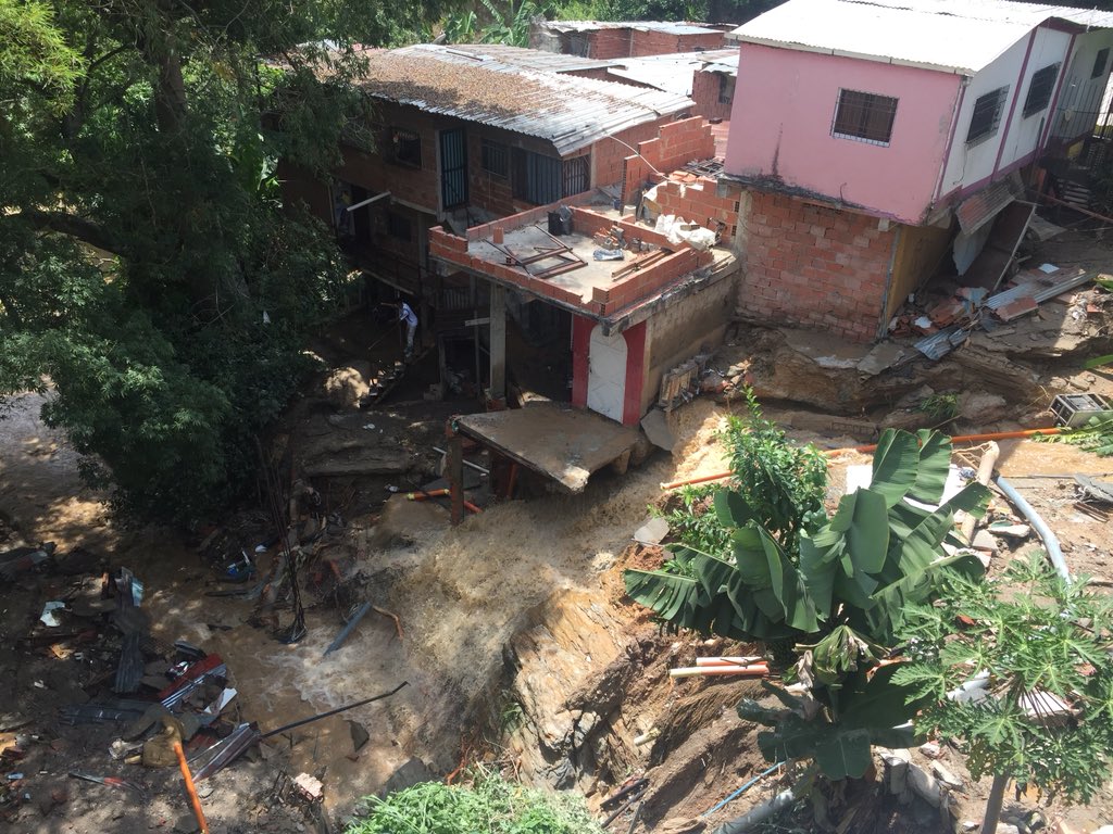 ¿Continuará el racionamiento? Se revienta tubo matriz de agua en La Guairita (FOTOS + VIDEO)