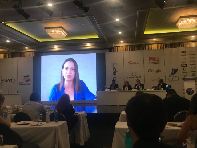 María Corina Machado participó en la reunión de la SIP. Foto: @IdaniaChirinos