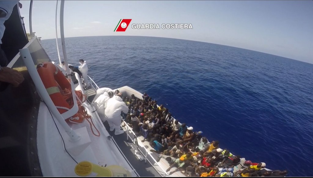 Rescatan a unos 500 inmigrantes y refugiados en el Mediterráneo