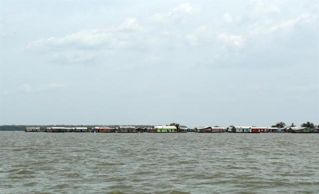 Fotografía fechada este jueves 19 de abril de 2018, muestra el pueblo de palafitos Nueva Venecia (Colombia). as 3.000 almas que viven en Nueva Venecia, un pueblo de palafitos construido en las aguas de la Ciénaga Grande de Santa Marta, el complejo lacustre más grande de Colombia, se resisten a hundirse en el dolor de la violencia y ven en el turismo la mejor forma de salir a flote. La madrugada del 22 de noviembre del año 2000, el miedo se apoderó de los pobladores de las 600 casas que conforman el pintoresco lugar al que se llega después de navegar dos horas desde el caribeño municipio de Ciénaga, en el departamento del Magdalena. EFE/MAURICIO DUEÑAS CASTAÑEDA