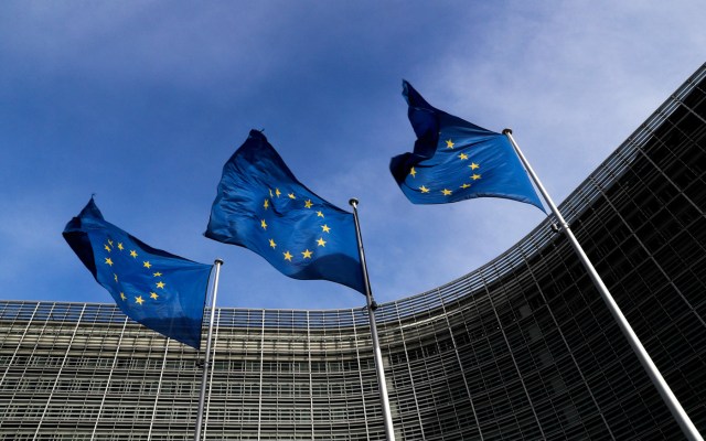 Banderas de la Unión Europea ondean fuera de la sede de la Comisión de la UE en Bruselas, Bélgica (Foto Reuters)