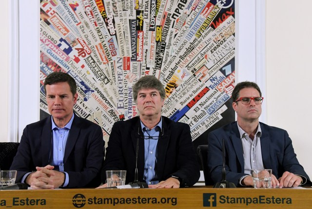 Las víctimas chinas de abuso sexual José Andrés Murillo (R), James Hamilton (C) y Juan Carlos Cruz (L), sostienen una conferencia de prensa en la Asociación de Prensa Extranjera en Roma el 2 de mayo de 2018. AFP PHOTO / Tiziana FABI