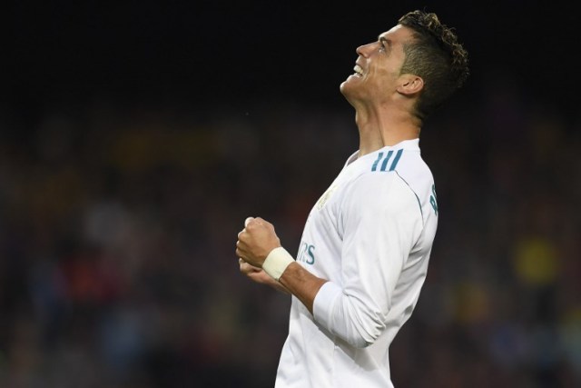 El delantero portugués del Real Madrid Cristiano Ronaldo reacciona después de perderse una oportunidad de gol durante el partido de fútbol de la liga española entre el FC Barcelona y el Real Madrid CF en el estadio Camp Nou de Barcelona el 6 de mayo de 2018. / AFP PHOTO / LLUIS GENE