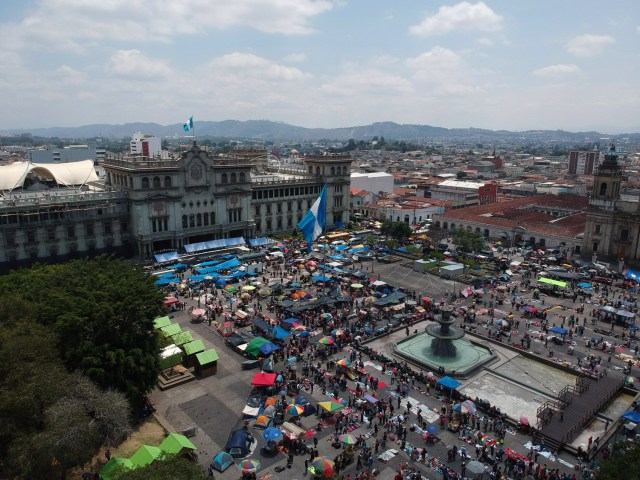 Vista aérea de la Plaza de la Constitución y el Palacio Nacional, en la ciudad de Guatemala, el 8 de mayo de 2018, donde los profesores guatemaltecos acampan, como parte de una movilización en demanda de un aumento en el presupuesto de educación. Miles de profesores acamparon el martes en la plaza principal del centro histórico de la capital guatemalteca para exigir al Congreso una expansión millonaria del presupuesto del Ministerio de Educación para aumentar los sueldos de los docentes. CARLOS ALONZO / AFP