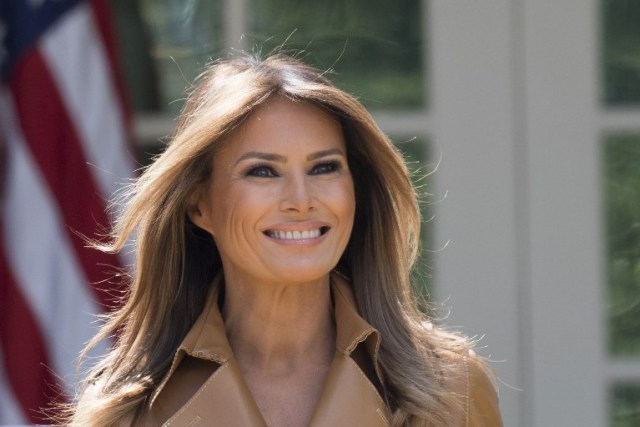 (ARCHIVOS) En esta foto de archivo tomada el 7 de mayo de 2018, la Primera Dama de los Estados Unidos, Melania Trump, llega para anunciar su iniciativa "Be Best" para niños en el Rose Garden of the White House en Washington, DC. La Casa Blanca anunció que Melania Trump se sometió a un procedimiento de embolización el 14 de mayo de 2018 para tratar una afección renal benigna en el Centro Médico Militar Nacional Walter Reed. El procedimiento fue exitoso y no hubo complicaciones, según un comunicado de la Oficina de la Primera Dama. / AFP PHOTO / JIM WATSON