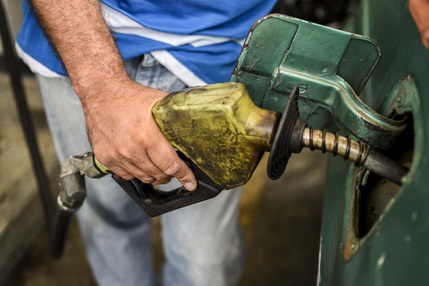 Maduro regulará la venta de gasolina venezolana, la más barata del mundo