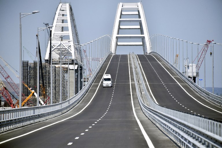 Putin inaugura puente que une Rusia con Crimea