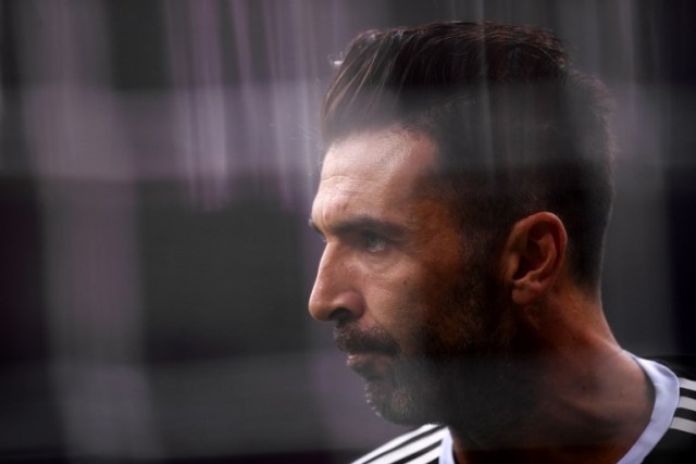 (ARCHIVOS) En esta foto de archivo tomada el 28 de octubre de 2017 con filtro de gelatina, el portero de la Juventus Gianluigi Buffon antes del partido de fútbol italiano de la Serie A AC Milan Vs Juventus en el estadio 'Giuseppe Meazza' de Milán. El portero de la Juventus Gianluigi Buffon anunció el 17 de mayo de 2018 que dejará los gigantes de Turín después de 17 años. / AFP PHOTO / MARCO BERTORELLO