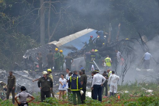 Fotografía tomada en la escena del accidente después de que un avión de Cubana de Aviación se estrelló después de despegar del aeropuerto José Martí de La Habana el 18 de mayo de 2018. Un avión de pasajeros de las vías aéreas cubanas con 104 pasajeros a bordo se estrelló poco después de despegar del aeropuerto de La Habana, informaron los medios estatales. El Boeing 737 operado por Cubana de Aviación se estrelló "cerca del aeropuerto internacional", informó la agencia estatal Prensa Latina. Fuentes del aeropuerto dijeron que el avión se dirigía desde la capital hacia la ciudad oriental de Holguín.  / AFP PHOTO / Adalberto ROQUE