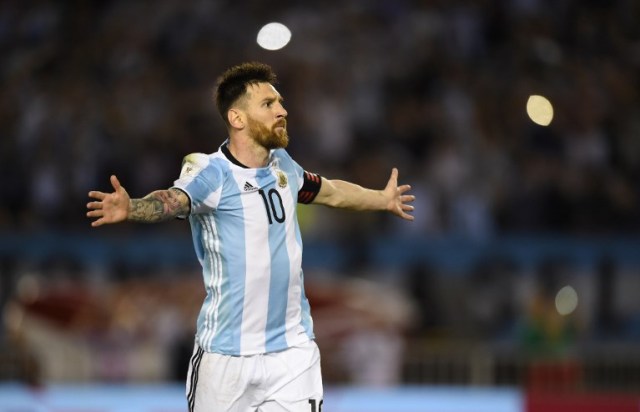 (ARCHIVOS) En esta foto de archivo tomada el 23 de marzo de 2017, el argentino Lionel Messi celebra tras anotar contra Chile durante su partido de fútbol clasificatorio para la Copa Mundial de la FIFA 2018 en el estadio Monumental en Buenos Aires, Argentina. / AFP PHOTO / EITAN ABRAMOVICH