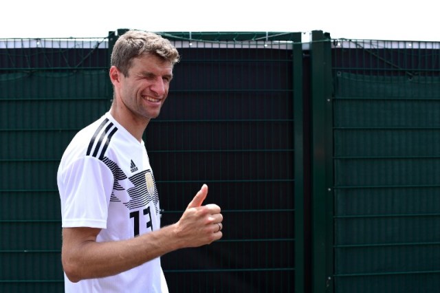 El delantero del equipo nacional de fútbol alemán Thomas Muller posa el 26 de mayo de 2018 cuando abandona el centro de entrenamiento de Rungghof en Girlan, cerca de Bolzano, antes de la Copa Mundial de la FIFA 2018 en Rusia. El "Mannschaft" se queda para entrenamientos en Rungghof hasta el 7 de junio de 2018. / AFP PHOTO / MIGUEL MEDINA