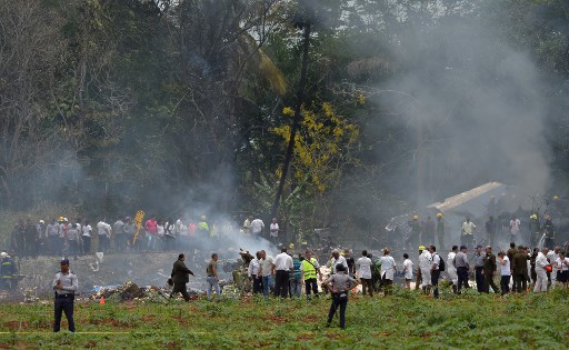 El personal de emergencia trabaja en el lugar del accidente después de que un avión de Cubana de Aviación se estrelló después de despegar del aeropuerto José Martí de La Habana el 18 de mayo de 2018. Un avión de pasajeros de las vías aéreas cubanas con 113 personas a bordo se estrelló poco después de despegar del aeropuerto de La Habana, informaron los medios estatales. El Boeing 737 operado por Cubana de Aviación se estrelló "cerca del aeropuerto internacional", informó la agencia estatal Prensa Latina. Fuentes del aeropuerto dijeron que el avión se dirigía desde la capital hacia la ciudad oriental de Holguín. / AFP PHOTO / Yamil LAGE