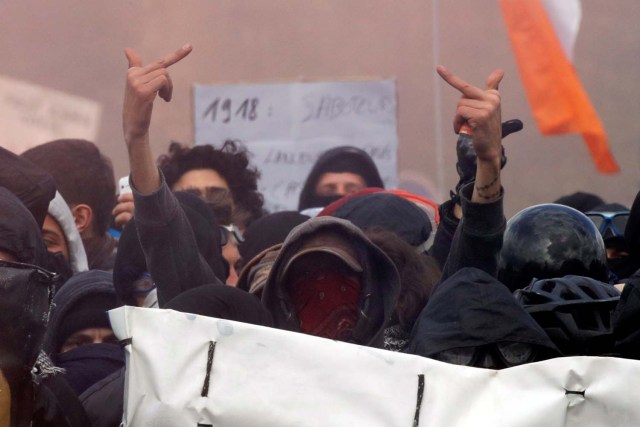 Un manifestante enmascarado y encapuchado reacciona detrás de una pancarta durante la tradicional marcha del sindicato del Primero de Mayo en París, Francia, el 1 de mayo de 2018. REUTERS / Philippe Wojazer PLANTILLA FUERA