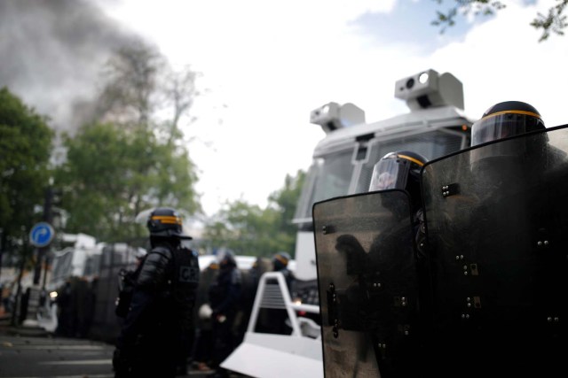 La policía antidisturbios francesa de CRS toma posición durante los enfrentamientos en la marcha sindical del Primero de Mayo en París, Francia, el 1 de mayo de 2018. REUTERS / Christian Hartmann