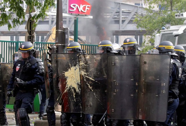 La policía antidisturbios francesa de CRS toma posición durante los enfrentamientos en la marcha sindical del Primero de Mayo en París, Francia, el 1 de mayo de 2018. REUTERS / Philippe Wojazer