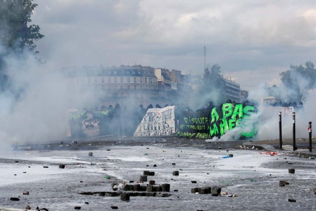 Los adoquines se esparcen por la calle mientras el gas lacrimógeno llena el aire durante los enfrentamientos en la manifestación sindical del Primero de Mayo en París, Francia, el 1 de mayo de 2018. REUTERS / Christian Hartmann