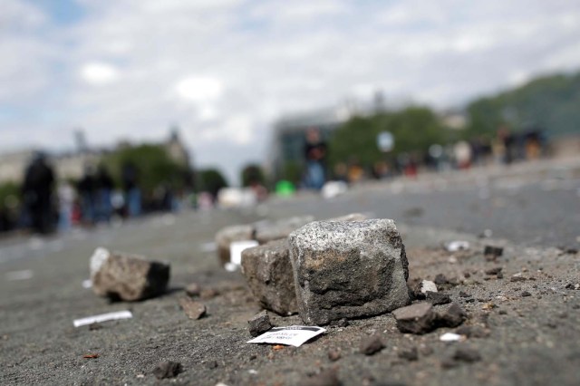 Los adoquines se encuentran dispersos en la calle después de los enfrentamientos en la manifestación sindical del Primero de Mayo en París, Francia, el 1 de mayo de 2018. REUTERS / Christian Hartmann