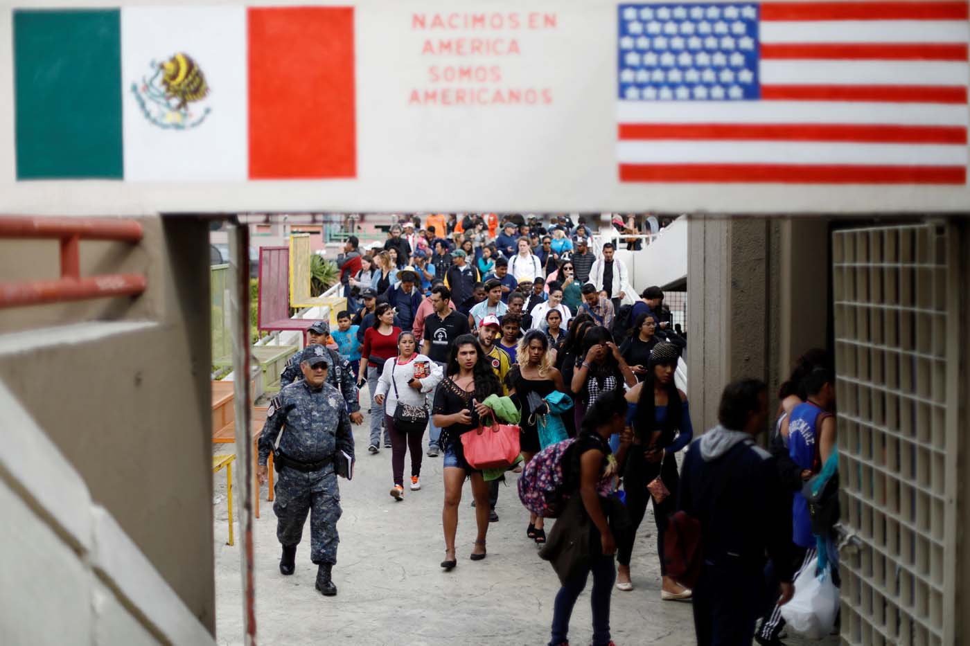 Caravana de mujeres y niños migrantes ingresó a EEUU en desafío a Trump