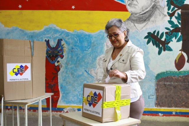 Venezuela's National Electoral Council (CNE) President Tibisay Lucena takes part in a voting drill, ahead of May 20 presidential election, in Caracas, Venezuela May 6, 2018. REUTERS/Adriana Loureiro