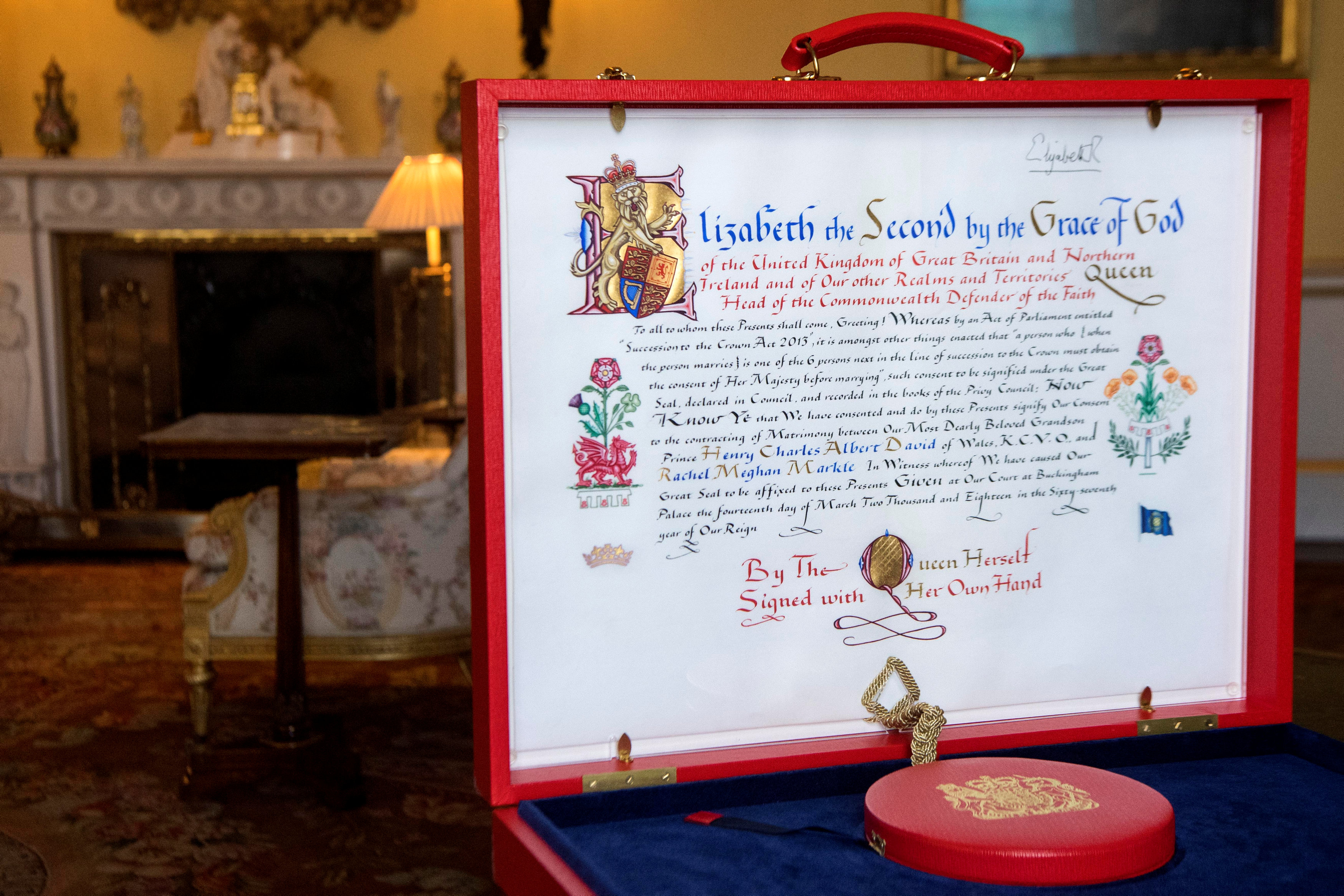 Palacio de Buckingham revela el consentimiento de la reina para la boda de Harry (Fotos)