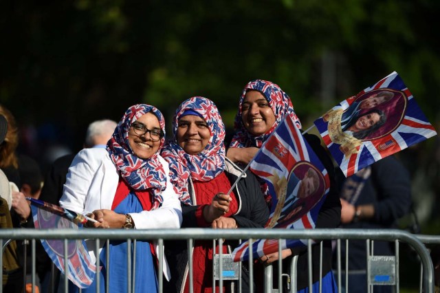 Well-wishers with Union Flags stand at the barriers on the Long Walk leading to Windsor Castle ahead of the wedding and carriage procession of Britain's Prince Harry and Meghan Markle in Windsor, Britain, May 19, 2018. Oli SCARFF/Pool via REUTERS