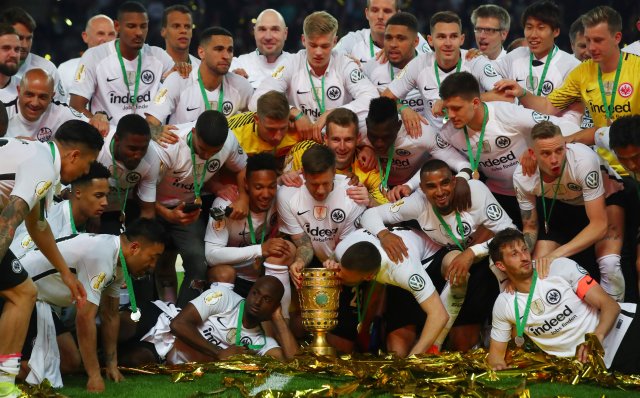 Soccer Football - DFB Cup Final - Bayern Munich vs Eintracht Frankfurt - Olympiastadion, Berlin, Germany - May 19, 2018   Eintracht Frankfurt celebrate with the trophy after winning the DFB Cup   REUTERS/Michael Dalder    DFB RULES PROHIBIT USE IN MMS SERVICES VIA HANDHELD DEVICES UNTIL TWO HOURS AFTER A MATCH AND ANY USAGE ON INTERNET OR ONLINE MEDIA SIMULATING VIDEO FOOTAGE DURING THE MATCH.