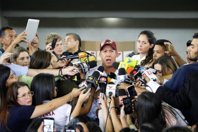  El candidato presidencial venezolano Henri Falcon del partido Avanzada Progresista, habla con los medios después de emitir su voto en un colegio electoral, durante las elecciones presidenciales en Barquisimeto El candidato presidencial venezolano Henri Falcón del partido Avanzada Progresista, habla con los medios después de emitir su voto en un colegio electoral, durante las elecciones presidenciales en Barquisimeto, Venezuela el 20 de mayo de 2018. REUTERS / Carlos Jasso