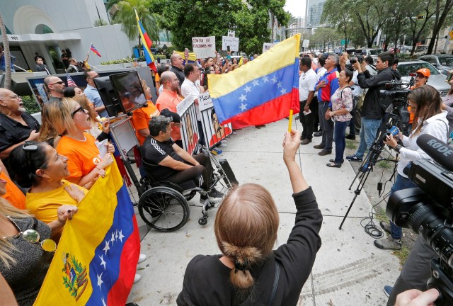 Venezuelans sing the national anthem as they protest the presidential election in Venezuela outside the Venezuelan consulate where some Venezuelans cast their votes in the presidential election in Miami, Florida, U.S., May 20, 2018.  REUTERS/Joe Skipper