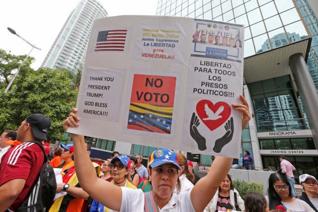 Venezuelans protest the presidential election in Venezuela outside the Venezuelan consulate where some Venezuelans cast their votes in the presidential election in Miami, Florida, U.S., May 20, 2018.  REUTERS/Joe Skipper