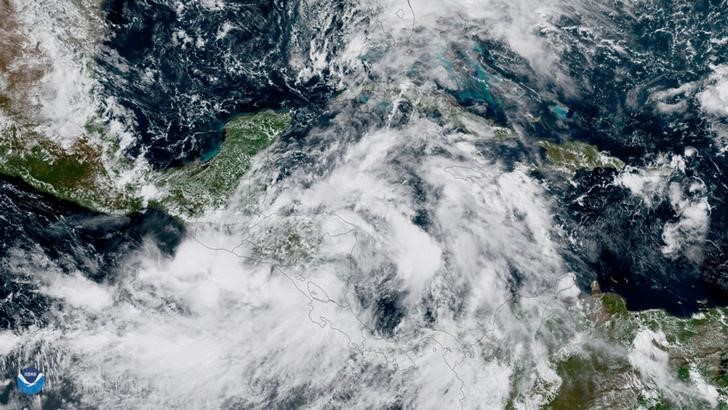 Tormenta Alberto causa lluvias en México y obliga evacuación de trabajadores petroleros