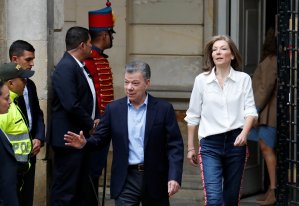 Primera dama de Colombia vota con un mensaje alusivo a las noticias falsas