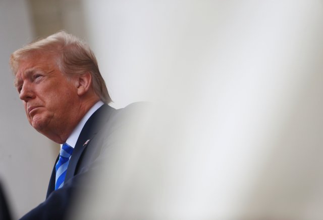 El presidente de EE. UU., Donald Trump, habla en el Cementerio Nacional de Arlington como parte de la celebración del Día de los Caídos, Arlington, Virginia, EE. UU., 28 de mayo de 2018. REUTERS / Eric Thayer